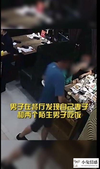 在餐厅暴打自己妻子和一起吃饭的男人，打人者面对什么法律惩处？