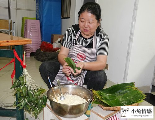 梦见自己拿凳子坐_用凳子砸老师_出轨惹女友拿凳子砸